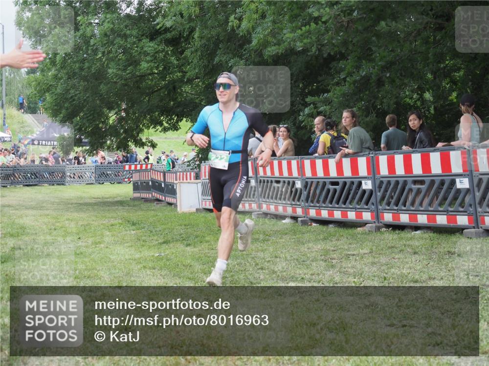 21.06.2025 - 27. Vierlanden-Triathlon KatJ http://msf.ph/oto/8016963 15.06.2025 13:15:41 Ziel 722 meine-sportfotos.de