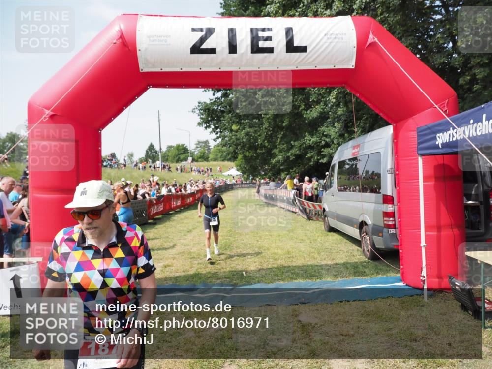 21.06.2025 - 27. Vierlanden-Triathlon MichiJ http://msf.ph/oto/8016971 15.06.2026 11:33:00 Ziel 187, 571 meine-sportfotos.de