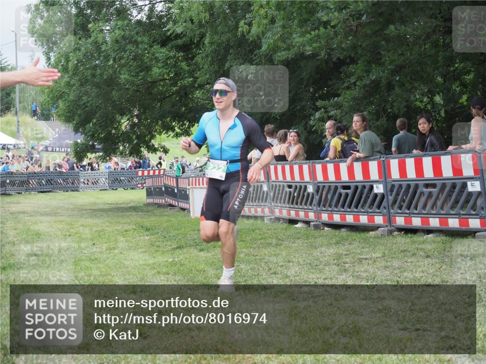 21.06.2025 - 27. Vierlanden-Triathlon KatJ http://msf.ph/oto/8016974 15.06.2025 13:15:42 Ziel 722 meine-sportfotos.de