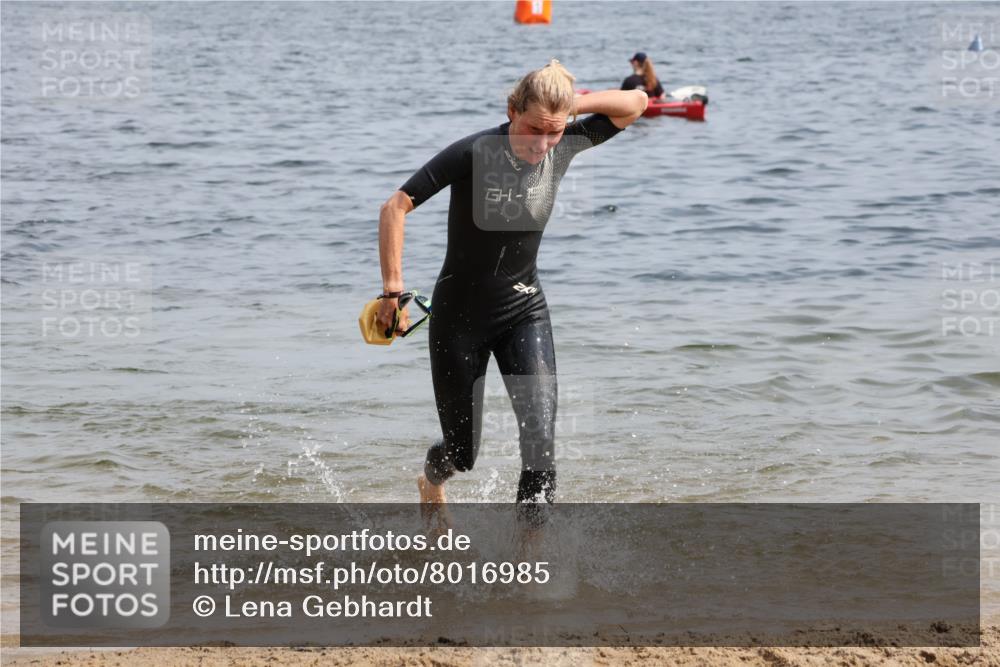 15.06.2025 - 27. Vierlanden-Triathlon Lena Gebhardt http://msf.ph/oto/8016985 15.06.2025 10:15:44 Schwimmen 483, 505, 509, 564, 577, 590, 630 meine-sportfotos.de