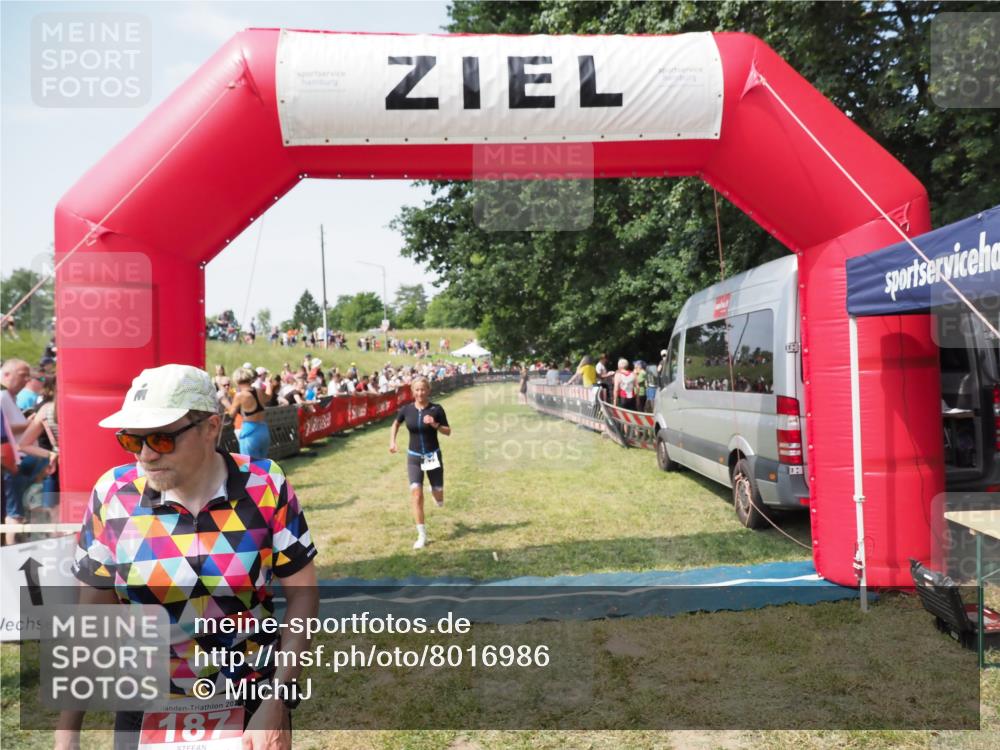 21.06.2025 - 27. Vierlanden-Triathlon MichiJ http://msf.ph/oto/8016986 15.06.2026 11:33:00 Ziel 187, 571 meine-sportfotos.de