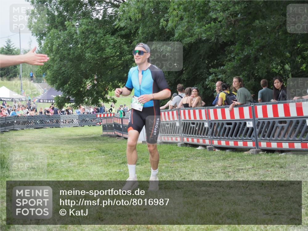 21.06.2025 - 27. Vierlanden-Triathlon KatJ http://msf.ph/oto/8016987 15.06.2025 13:15:42 Ziel 722 meine-sportfotos.de