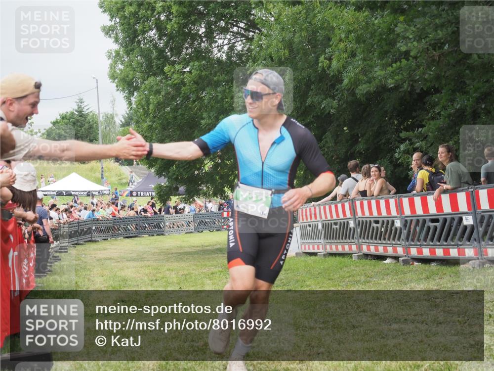21.06.2025 - 27. Vierlanden-Triathlon KatJ http://msf.ph/oto/8016992 15.06.2025 13:15:42 Ziel 722 meine-sportfotos.de