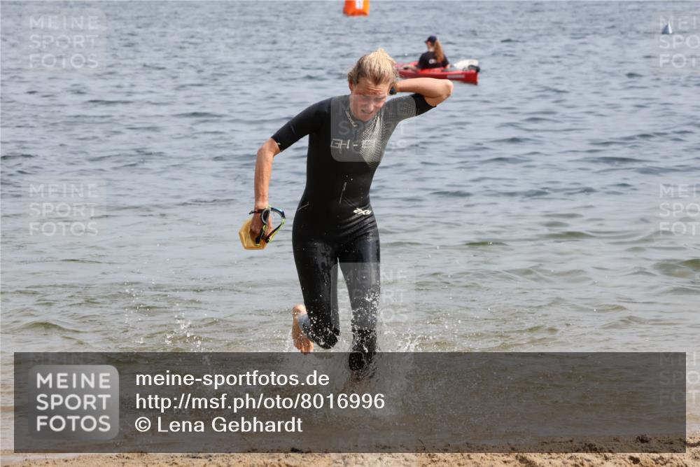 15.06.2025 - 27. Vierlanden-Triathlon Lena Gebhardt http://msf.ph/oto/8016996 15.06.2025 10:15:44 Schwimmen 483, 505, 509, 564, 577, 590, 630 meine-sportfotos.de