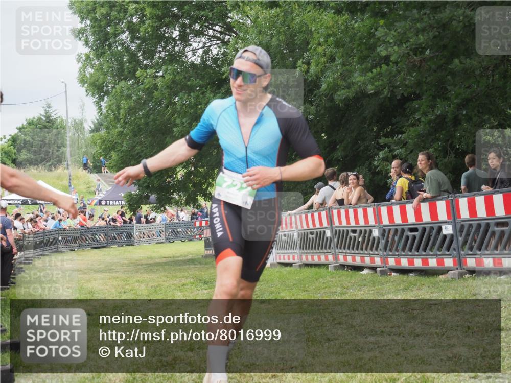 21.06.2025 - 27. Vierlanden-Triathlon KatJ http://msf.ph/oto/8016999 15.06.2025 13:15:43 Ziel 722 meine-sportfotos.de