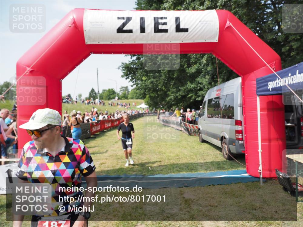 21.06.2025 - 27. Vierlanden-Triathlon MichiJ http://msf.ph/oto/8017001 15.06.2026 11:33:00 Ziel 187, 571 meine-sportfotos.de
