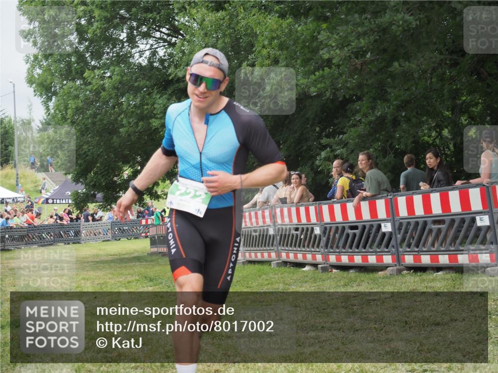 21.06.2025 - 27. Vierlanden-Triathlon KatJ http://msf.ph/oto/8017002 15.06.2025 13:15:43 Ziel 722 meine-sportfotos.de