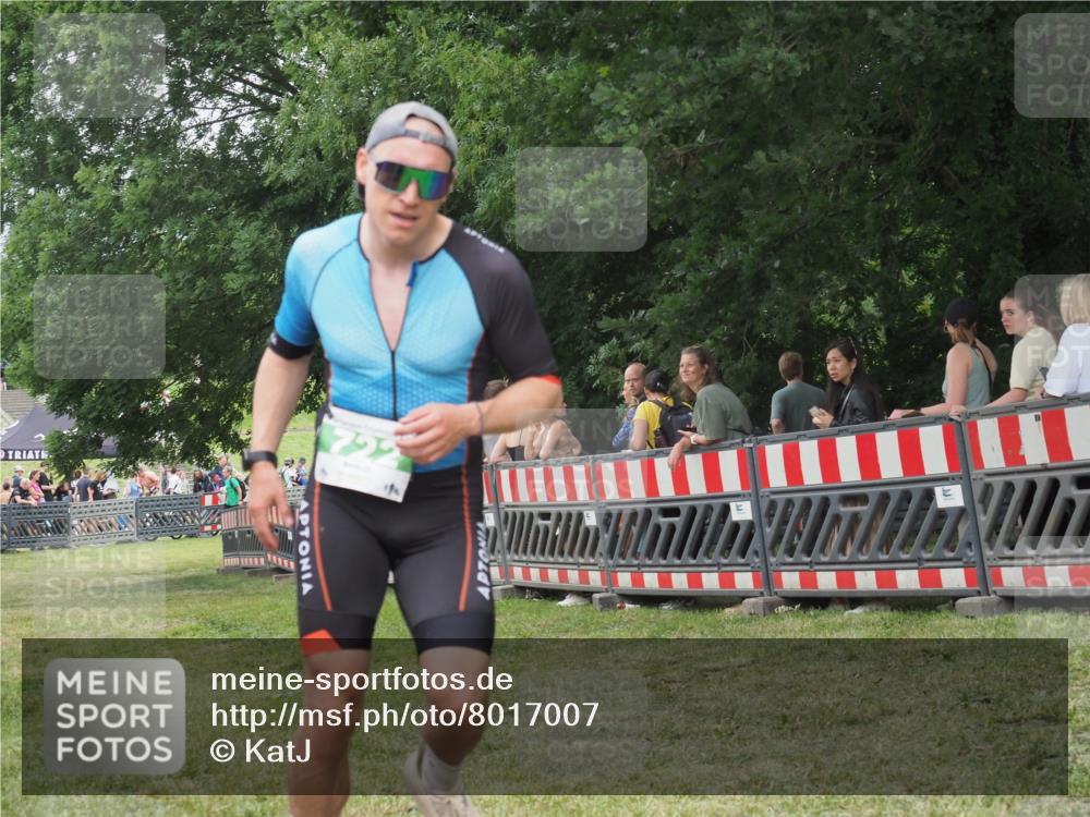 21.06.2025 - 27. Vierlanden-Triathlon KatJ http://msf.ph/oto/8017007 15.06.2025 13:15:43 Ziel 722 meine-sportfotos.de