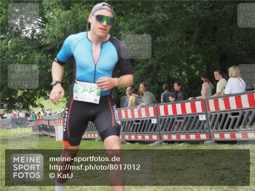 21.06.2025 - 27. Vierlanden-Triathlon KatJ http://msf.ph/oto/8017012 15.06.2025 13:15:43 Ziel 722 meine-sportfotos.de