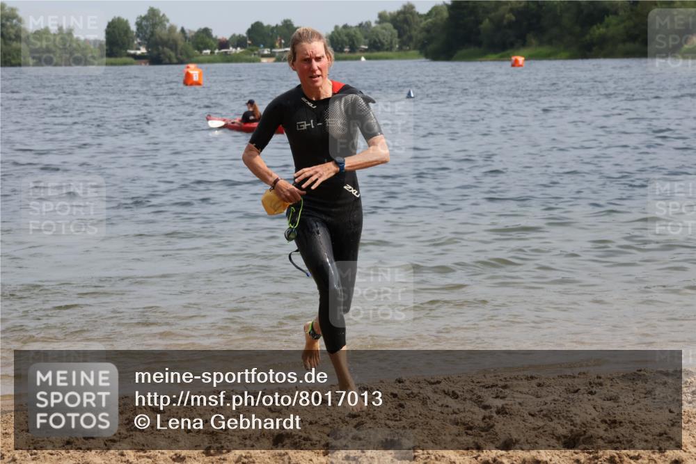 15.06.2025 - 27. Vierlanden-Triathlon Lena Gebhardt http://msf.ph/oto/8017013 15.06.2025 10:15:45 Schwimmen 483, 505, 509, 564, 577, 590, 630 meine-sportfotos.de