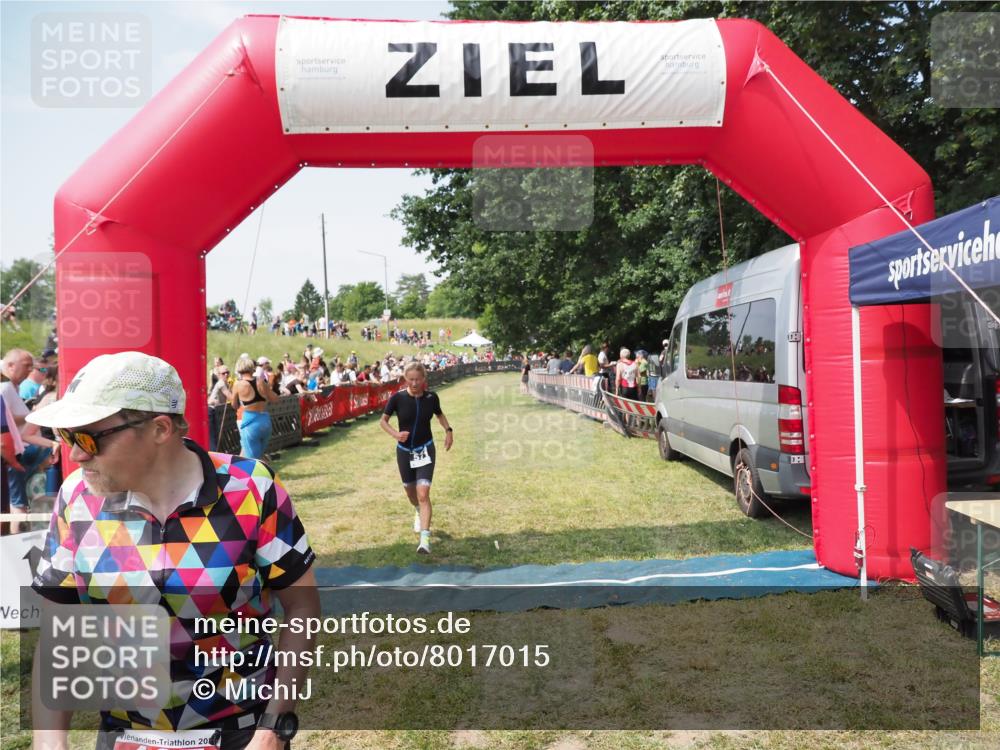 21.06.2025 - 27. Vierlanden-Triathlon MichiJ http://msf.ph/oto/8017015 15.06.2026 11:33:00 Ziel 187, 571 meine-sportfotos.de