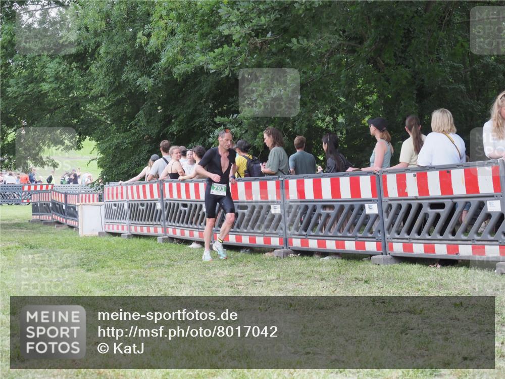 21.06.2025 - 27. Vierlanden-Triathlon KatJ http://msf.ph/oto/8017042 15.06.2025 13:15:55 Ziel 793 meine-sportfotos.de