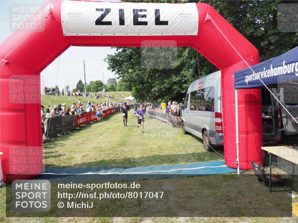 21.06.2025 - 27. Vierlanden-Triathlon MichiJ http://msf.ph/oto/8017047 15.06.2026 11:33:12 Ziel 317, 508 meine-sportfotos.de