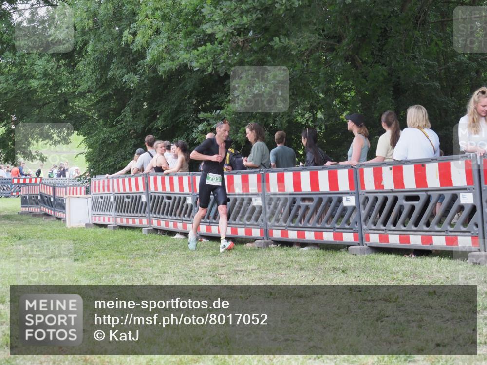 21.06.2025 - 27. Vierlanden-Triathlon KatJ http://msf.ph/oto/8017052 15.06.2025 13:15:56 Ziel 793 meine-sportfotos.de