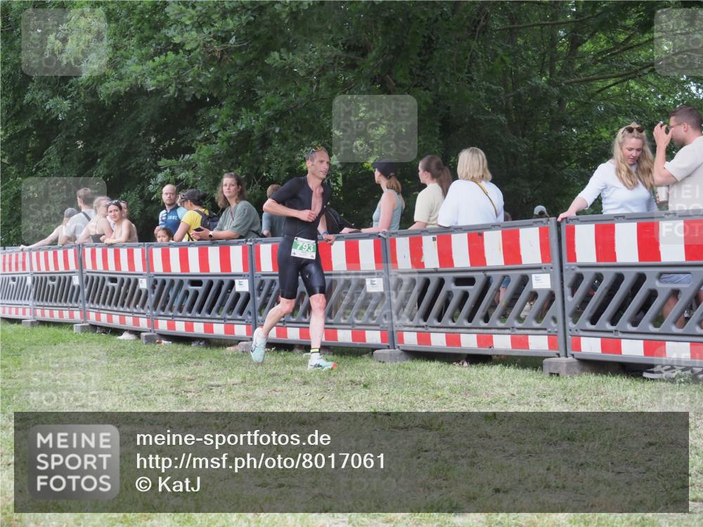 21.06.2025 - 27. Vierlanden-Triathlon KatJ http://msf.ph/oto/8017061 15.06.2025 13:15:56 Ziel 793 meine-sportfotos.de