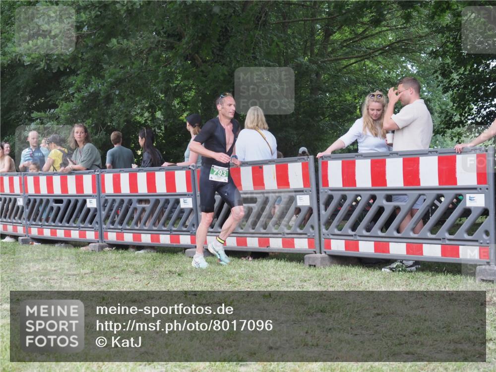 21.06.2025 - 27. Vierlanden-Triathlon KatJ http://msf.ph/oto/8017096 15.06.2025 13:15:57 Ziel 793 meine-sportfotos.de