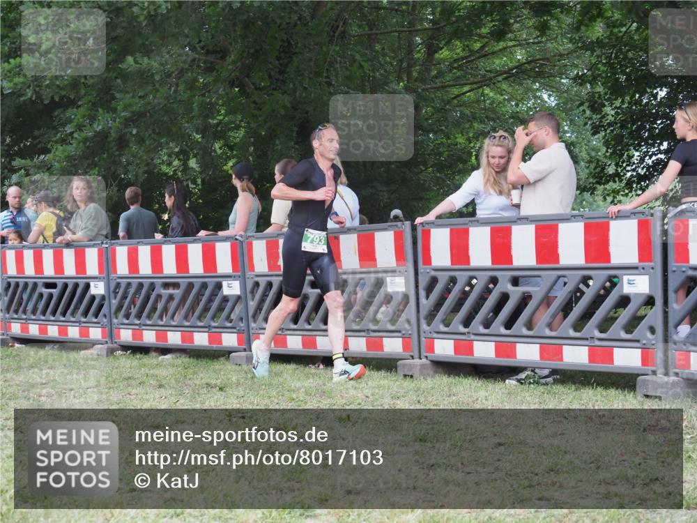 21.06.2025 - 27. Vierlanden-Triathlon KatJ http://msf.ph/oto/8017103 15.06.2025 13:15:57 Ziel 793 meine-sportfotos.de