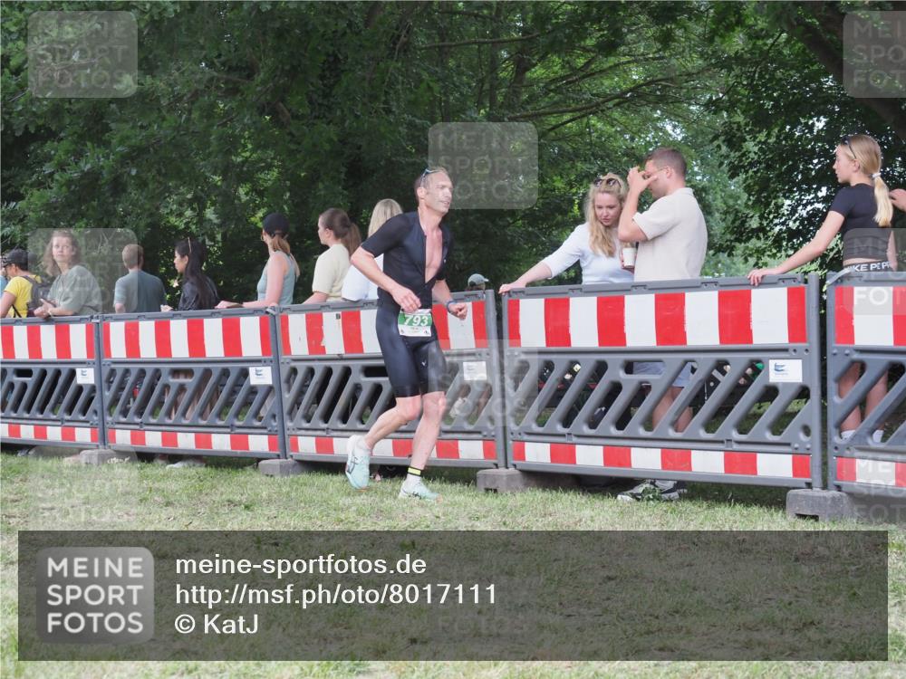 21.06.2025 - 27. Vierlanden-Triathlon KatJ http://msf.ph/oto/8017111 15.06.2025 13:15:57 Ziel 793 meine-sportfotos.de