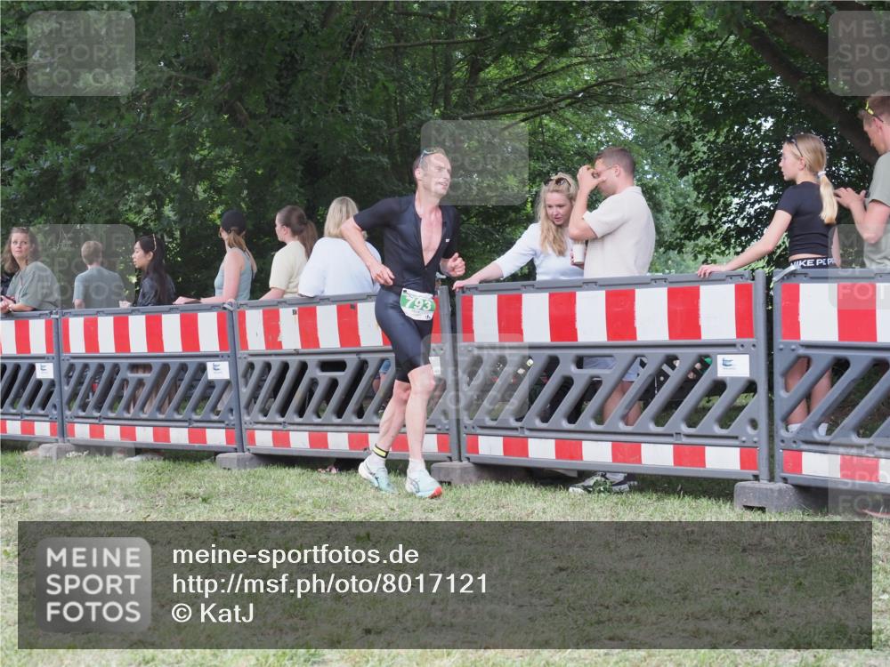 21.06.2025 - 27. Vierlanden-Triathlon KatJ http://msf.ph/oto/8017121 15.06.2025 13:15:57 Ziel 793 meine-sportfotos.de
