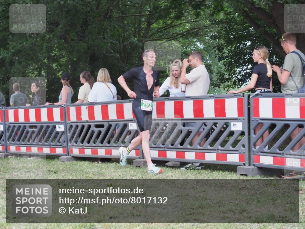 21.06.2025 - 27. Vierlanden-Triathlon KatJ http://msf.ph/oto/8017132 15.06.2025 13:15:57 Ziel 793 meine-sportfotos.de