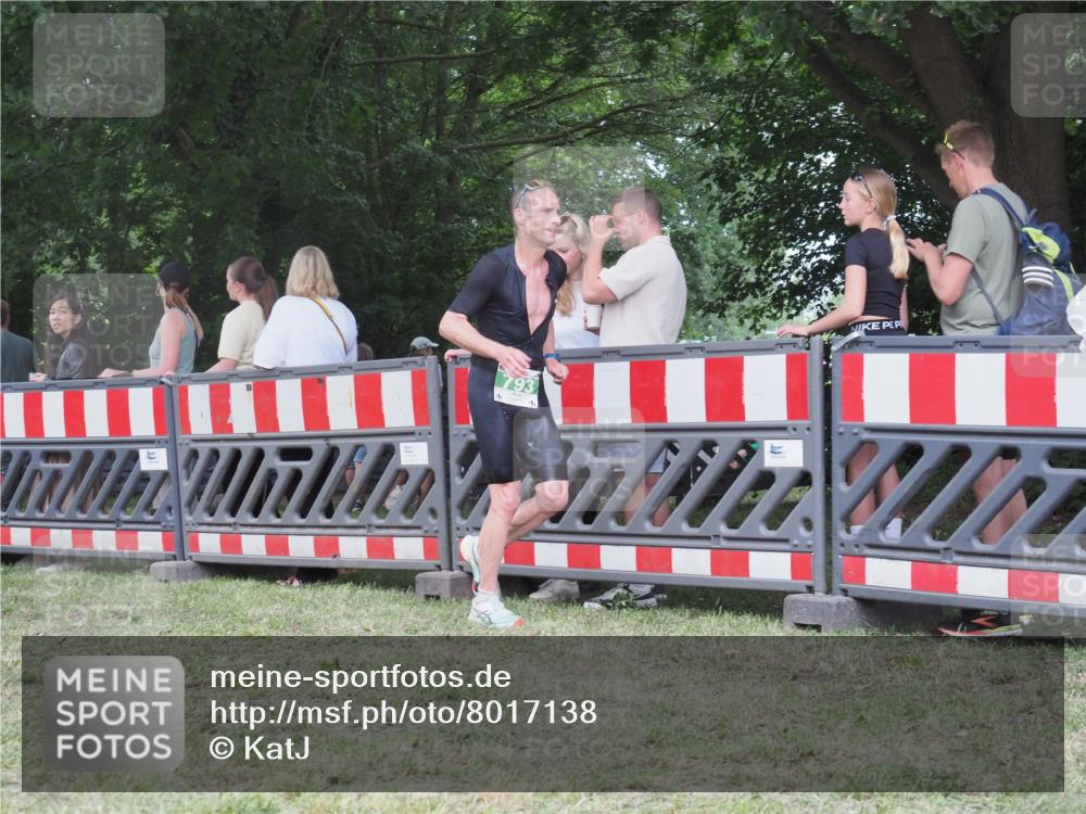 21.06.2025 - 27. Vierlanden-Triathlon KatJ http://msf.ph/oto/8017138 15.06.2025 13:15:57 Ziel 793 meine-sportfotos.de