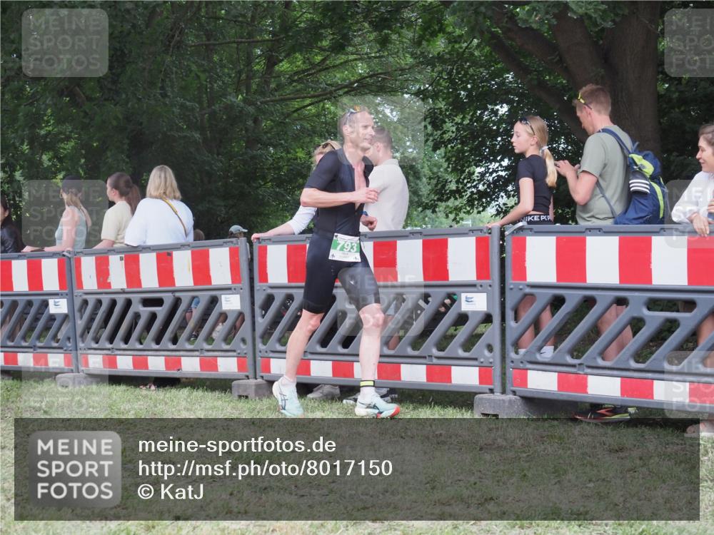 21.06.2025 - 27. Vierlanden-Triathlon KatJ http://msf.ph/oto/8017150 15.06.2025 13:15:57 Ziel 793 meine-sportfotos.de