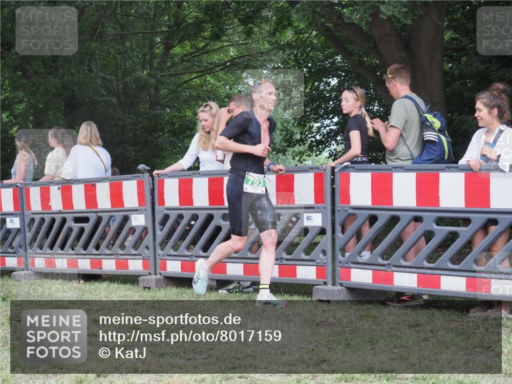 21.06.2025 - 27. Vierlanden-Triathlon KatJ http://msf.ph/oto/8017159 15.06.2025 13:15:58 Ziel 793 meine-sportfotos.de