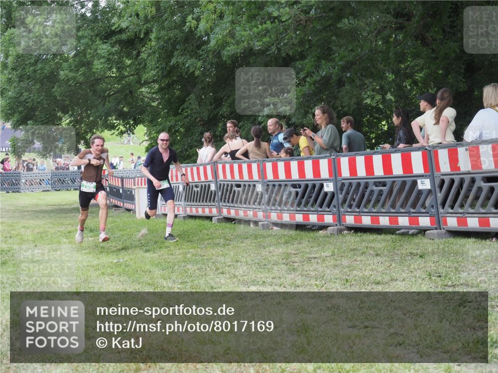 21.06.2025 - 27. Vierlanden-Triathlon KatJ http://msf.ph/oto/8017169 15.06.2025 13:16:21 Ziel 696, 708 meine-sportfotos.de