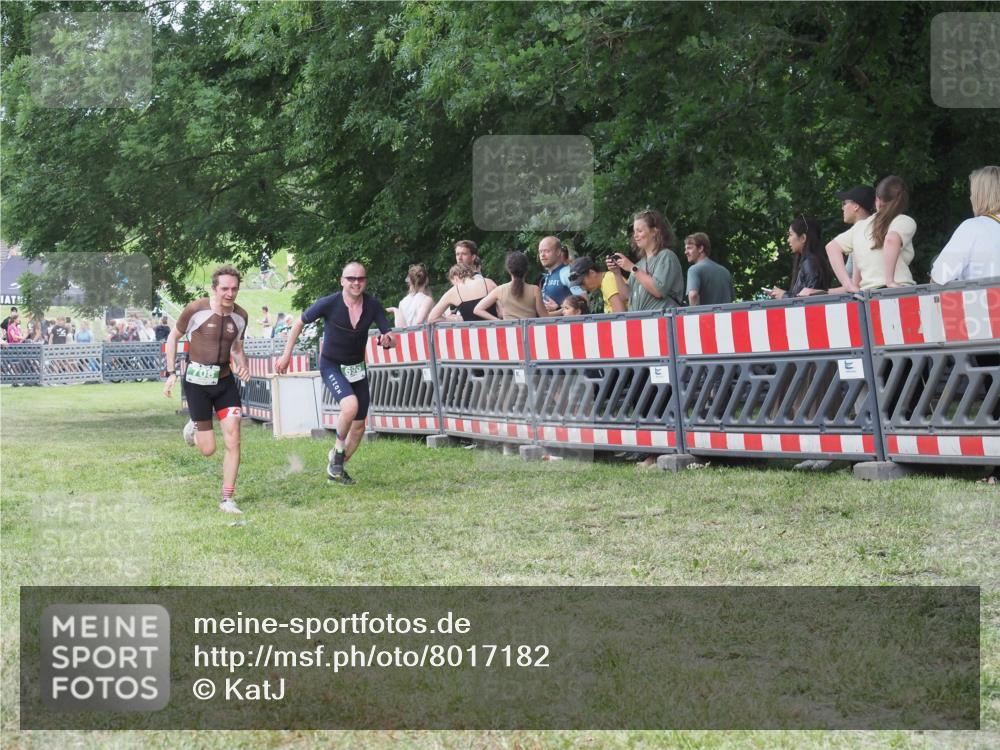 21.06.2025 - 27. Vierlanden-Triathlon KatJ http://msf.ph/oto/8017182 15.06.2025 13:16:21 Ziel 696, 708 meine-sportfotos.de