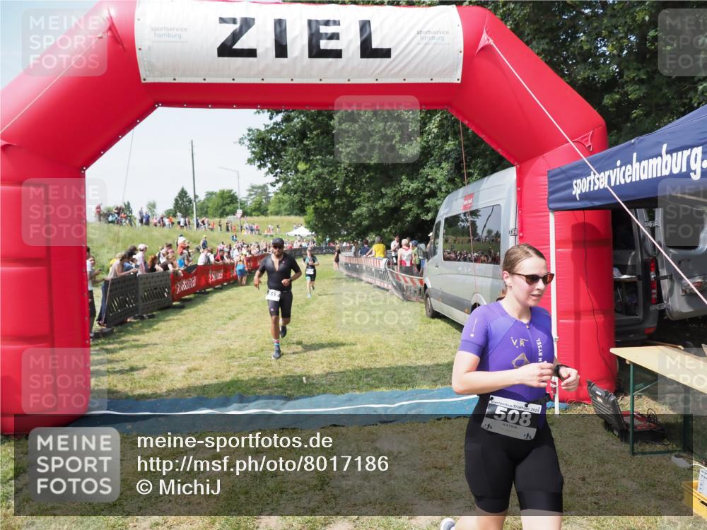 21.06.2025 - 27. Vierlanden-Triathlon MichiJ http://msf.ph/oto/8017186 15.06.2026 11:33:15 Ziel 317, 508, 606 meine-sportfotos.de