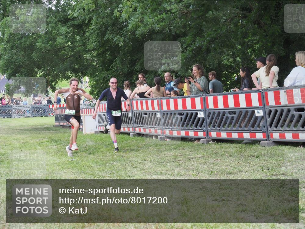 21.06.2025 - 27. Vierlanden-Triathlon KatJ http://msf.ph/oto/8017200 15.06.2025 13:16:21 Ziel 696, 708 meine-sportfotos.de