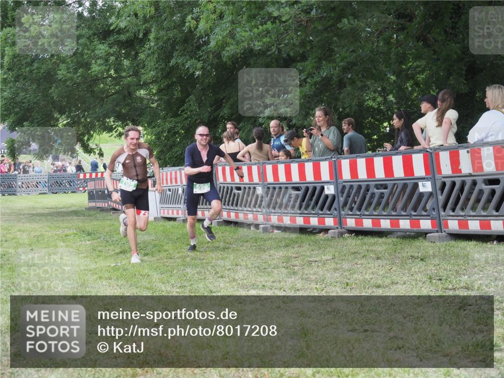 21.06.2025 - 27. Vierlanden-Triathlon KatJ http://msf.ph/oto/8017208 15.06.2025 13:16:21 Ziel 696, 708 meine-sportfotos.de