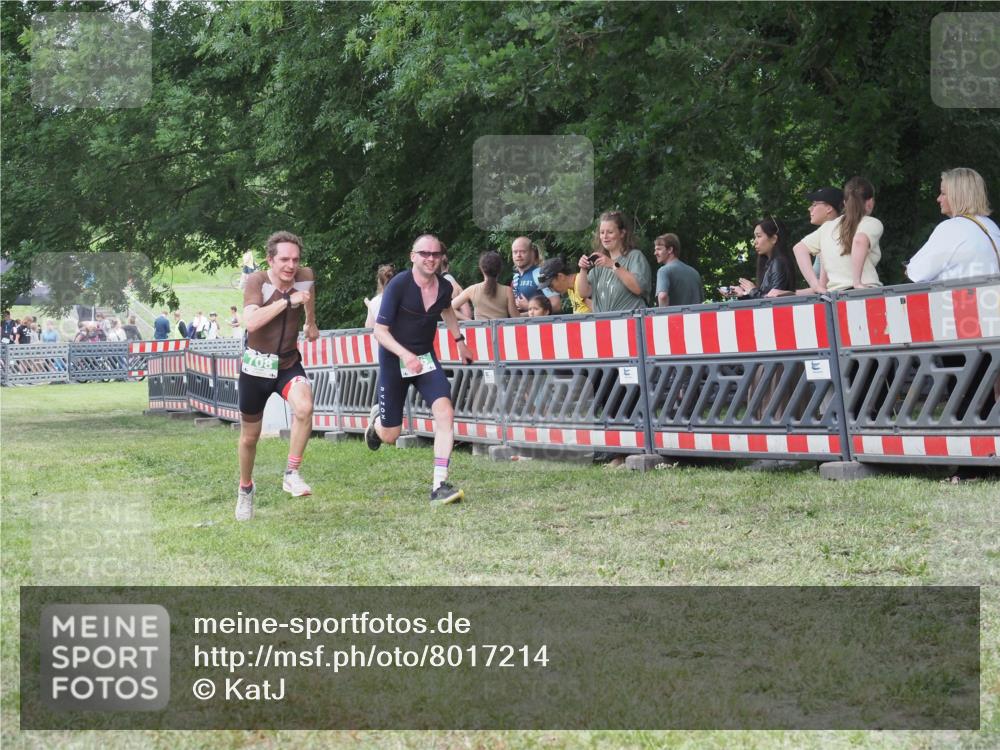 21.06.2025 - 27. Vierlanden-Triathlon KatJ http://msf.ph/oto/8017214 15.06.2025 13:16:21 Ziel 696, 708 meine-sportfotos.de