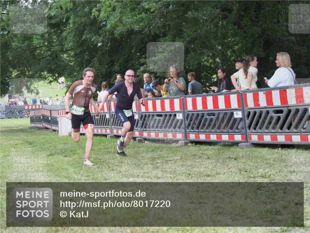 21.06.2025 - 27. Vierlanden-Triathlon KatJ http://msf.ph/oto/8017220 15.06.2025 13:16:21 Ziel 696, 708 meine-sportfotos.de