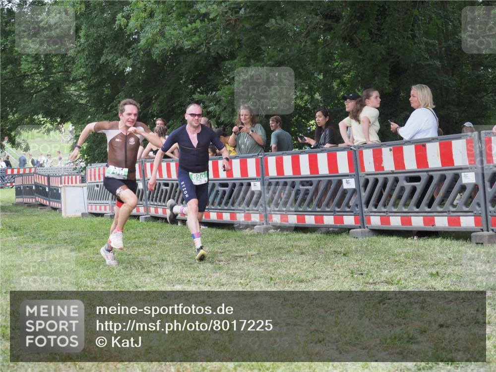 21.06.2025 - 27. Vierlanden-Triathlon KatJ http://msf.ph/oto/8017225 15.06.2025 13:16:21 Ziel 696, 708 meine-sportfotos.de