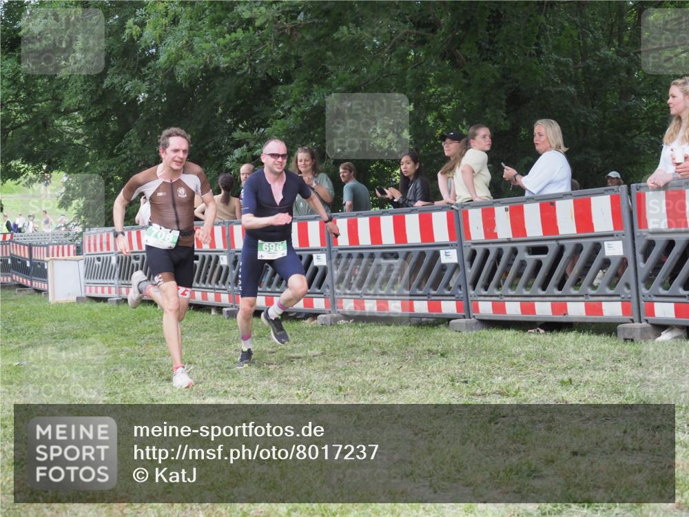 21.06.2025 - 27. Vierlanden-Triathlon KatJ http://msf.ph/oto/8017237 15.06.2025 13:16:21 Ziel 696, 708 meine-sportfotos.de