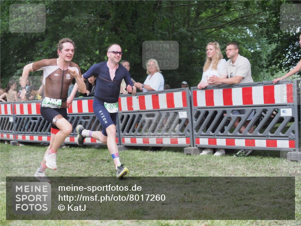 21.06.2025 - 27. Vierlanden-Triathlon KatJ http://msf.ph/oto/8017260 15.06.2025 13:16:22 Ziel 70, 696, 708 meine-sportfotos.de