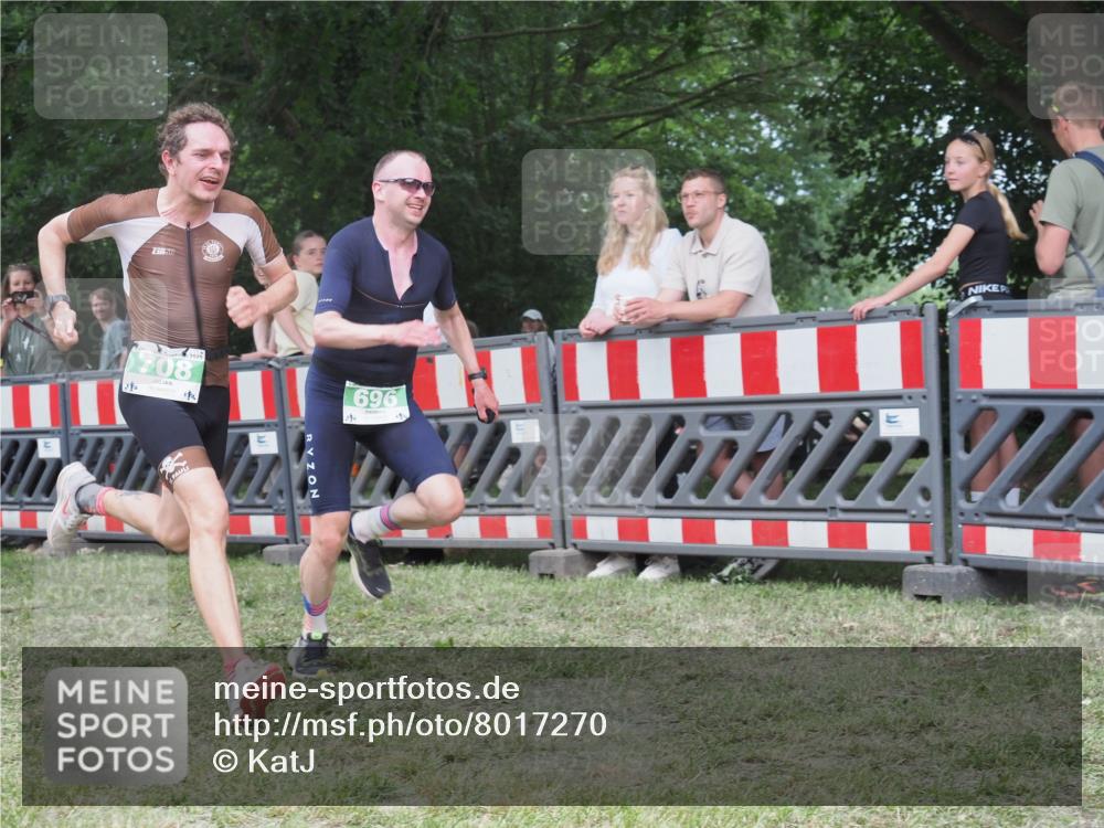 21.06.2025 - 27. Vierlanden-Triathlon KatJ http://msf.ph/oto/8017270 15.06.2025 13:16:22 Ziel 70, 696, 708 meine-sportfotos.de