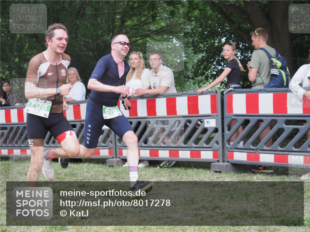 21.06.2025 - 27. Vierlanden-Triathlon KatJ http://msf.ph/oto/8017278 15.06.2025 13:16:22 Ziel 70, 696, 708 meine-sportfotos.de