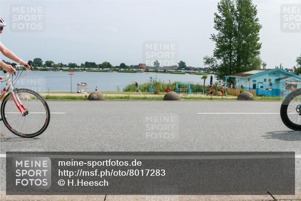 21.06.2025 - 27. Vierlanden-Triathlon H.Heesch http://msf.ph/oto/8017283 15.06.2025 11:58:42 Radfahren 213, 771, 927, 963 meine-sportfotos.de