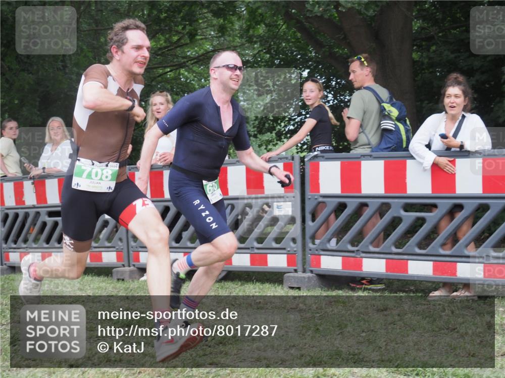 21.06.2025 - 27. Vierlanden-Triathlon KatJ http://msf.ph/oto/8017287 15.06.2025 13:16:22 Ziel 70, 696, 708 meine-sportfotos.de