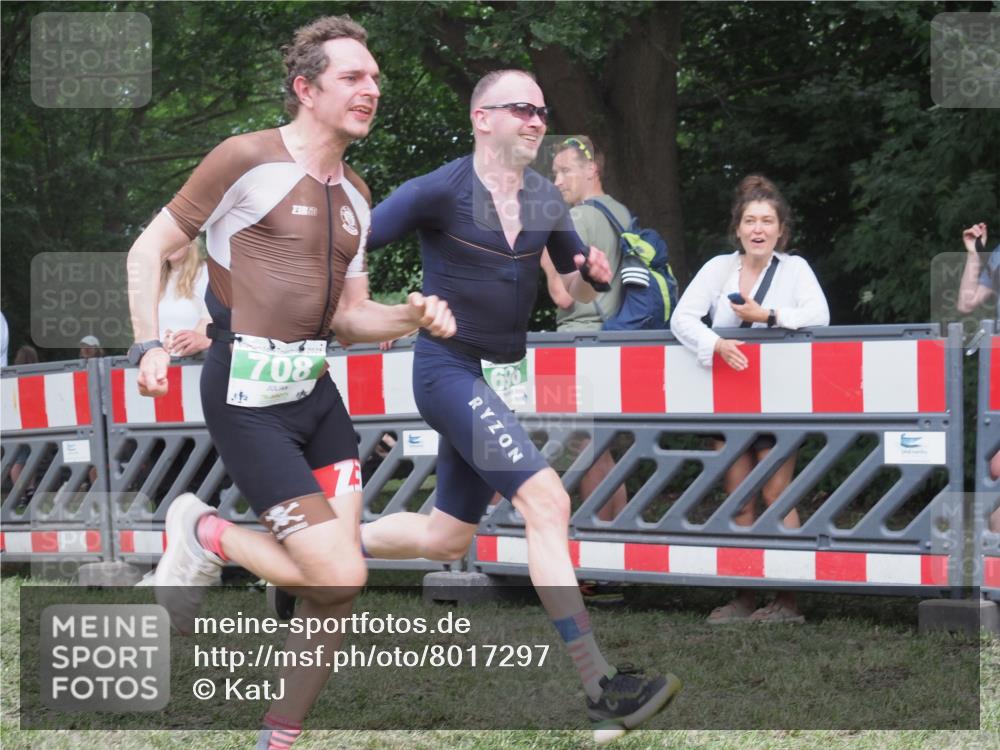 21.06.2025 - 27. Vierlanden-Triathlon KatJ http://msf.ph/oto/8017297 15.06.2025 13:16:22 Ziel 70, 696, 708 meine-sportfotos.de