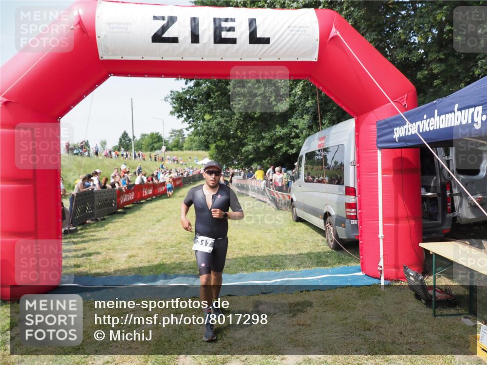 21.06.2025 - 27. Vierlanden-Triathlon MichiJ http://msf.ph/oto/8017298 15.06.2026 11:33:16 Ziel 317, 508, 606 meine-sportfotos.de