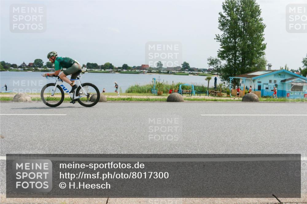 21.06.2025 - 27. Vierlanden-Triathlon H.Heesch http://msf.ph/oto/8017300 15.06.2025 11:58:43 Radfahren 213, 771, 927, 963 meine-sportfotos.de