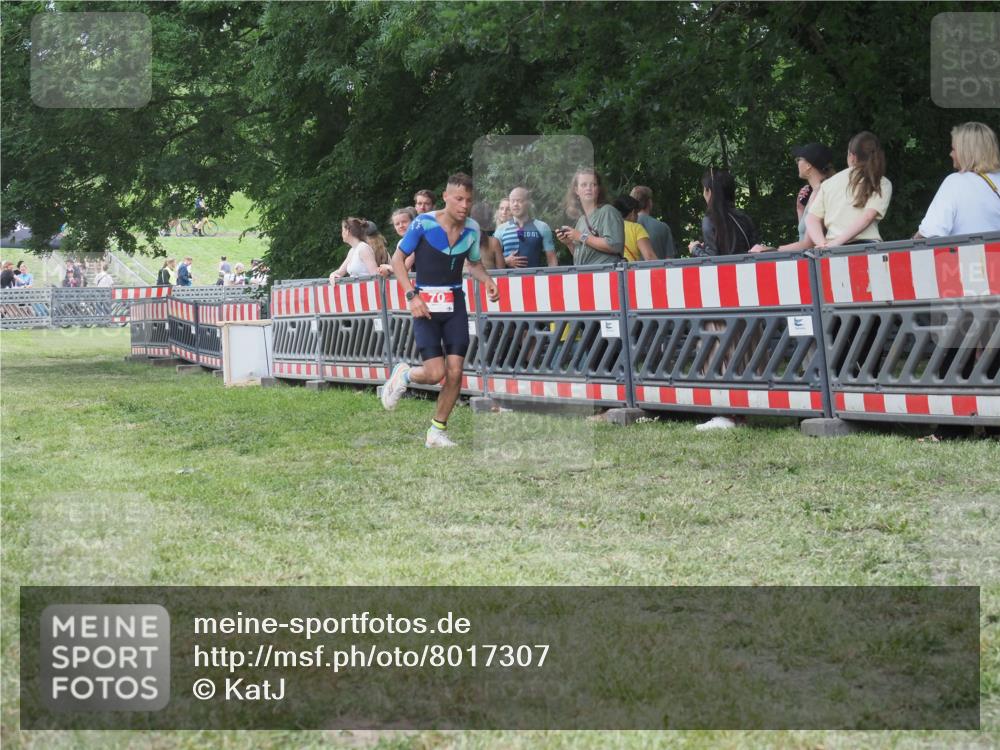 21.06.2025 - 27. Vierlanden-Triathlon KatJ http://msf.ph/oto/8017307 15.06.2025 13:16:31 Ziel 70 meine-sportfotos.de