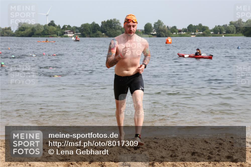15.06.2025 - 27. Vierlanden-Triathlon Lena Gebhardt http://msf.ph/oto/8017309 15.06.2025 10:15:59 Schwimmen 445, 505, 547, 606, 612, 630 meine-sportfotos.de