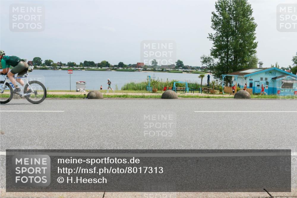 21.06.2025 - 27. Vierlanden-Triathlon H.Heesch http://msf.ph/oto/8017313 15.06.2025 11:58:43 Radfahren 213, 771, 927, 963 meine-sportfotos.de