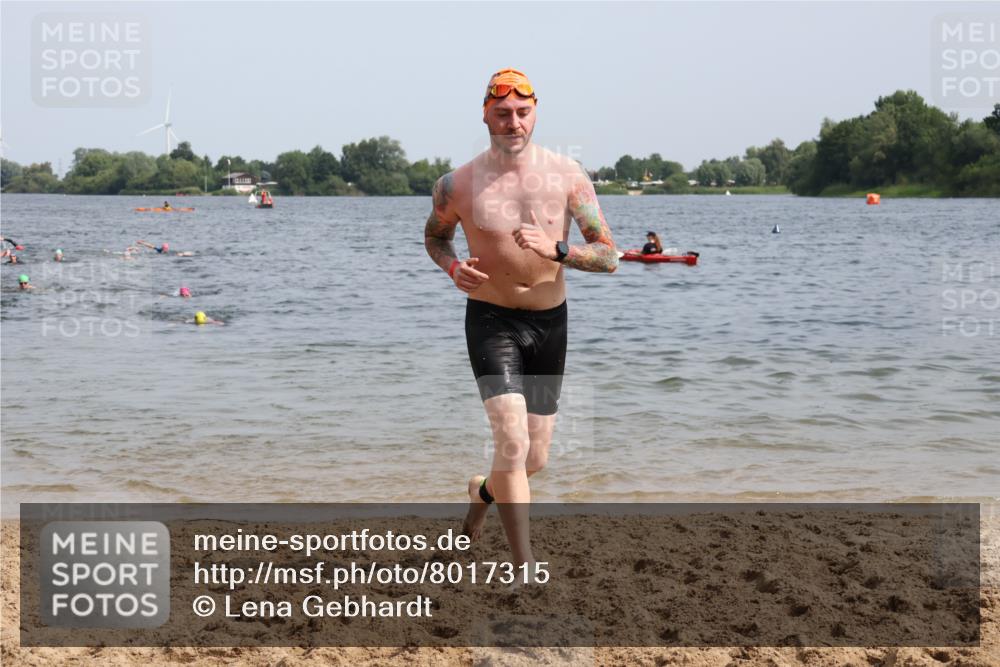 15.06.2025 - 27. Vierlanden-Triathlon Lena Gebhardt http://msf.ph/oto/8017315 15.06.2025 10:15:59 Schwimmen 445, 505, 547, 606, 612, 630 meine-sportfotos.de