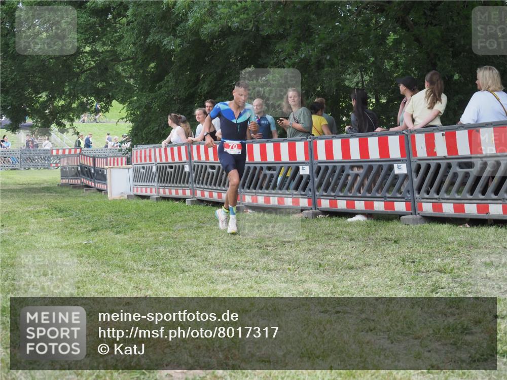 21.06.2025 - 27. Vierlanden-Triathlon KatJ http://msf.ph/oto/8017317 15.06.2025 13:16:31 Ziel 70 meine-sportfotos.de