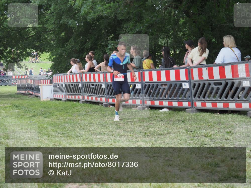 21.06.2025 - 27. Vierlanden-Triathlon KatJ http://msf.ph/oto/8017336 15.06.2025 13:16:32 Ziel 70 meine-sportfotos.de